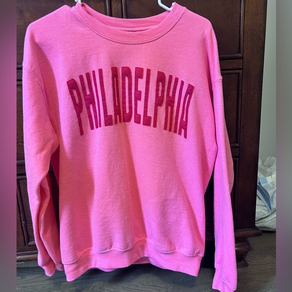 Gildan Pink Crew Neck Sweater - Picture 1 of 2